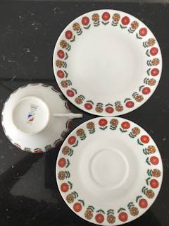 Set petit déjeuner, tasse + soucoupe + assiette, porcelaine française de Limoges 70’ , motif à fleurs stylisées, diamètre: tasse 12,6, soucoupe 18,2, assiette 19,4.