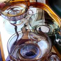 6 coupelles en verre coloré.