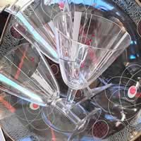 3 verres à pied en cristal avec incrustations de couleur rouges et blanches.