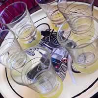 Set de 6 goblets verre base granitée jaune avec liserets dorés.