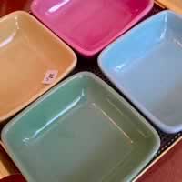 4 coupelles de couleur en faience sur support métal style Matégot.