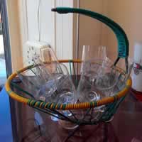 Panier scoubidou bleu turquoise et jaune + set de 6 verres à vin cristal.